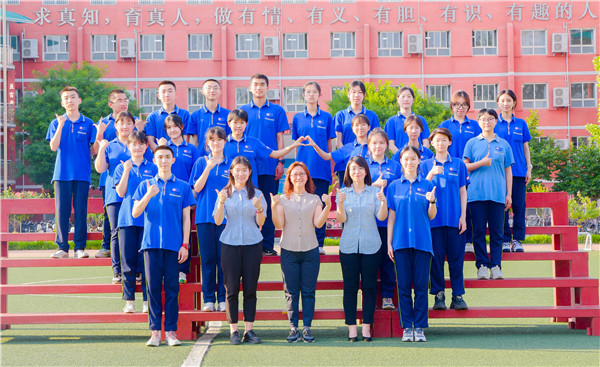 4 学校清风广播台的负责老师和同学们.jpg